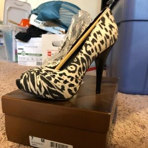Audrey Brooke Black/White Garth Platform Pump